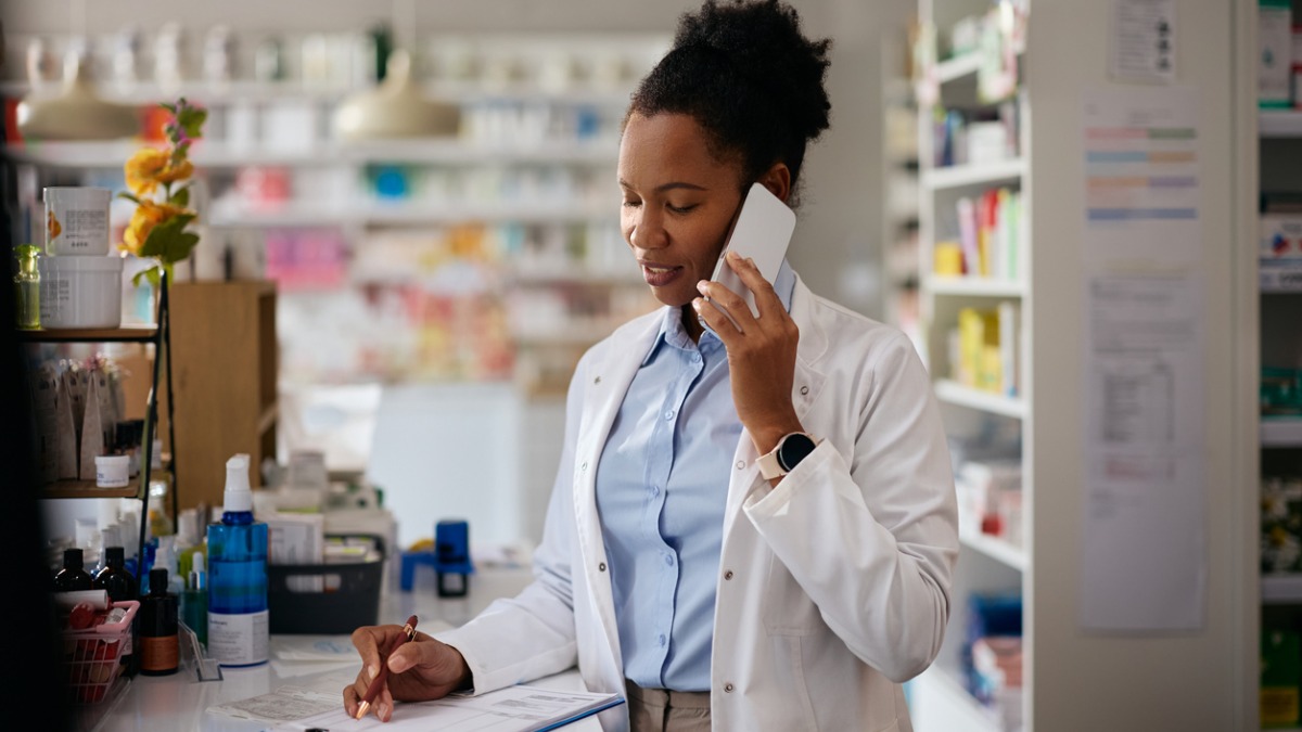pharmacienne au téléphone 